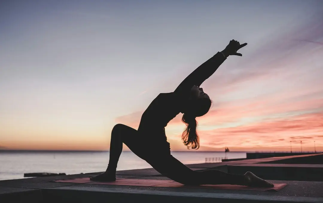 Yoga de 5 minute înainte de somn: rutina care calmează mintea și corpul