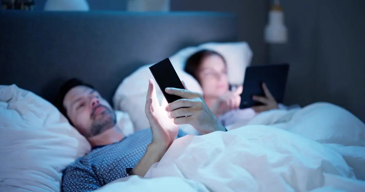 De ce verificarea telefonului înainte de culcare a devenit un obicei periculos?